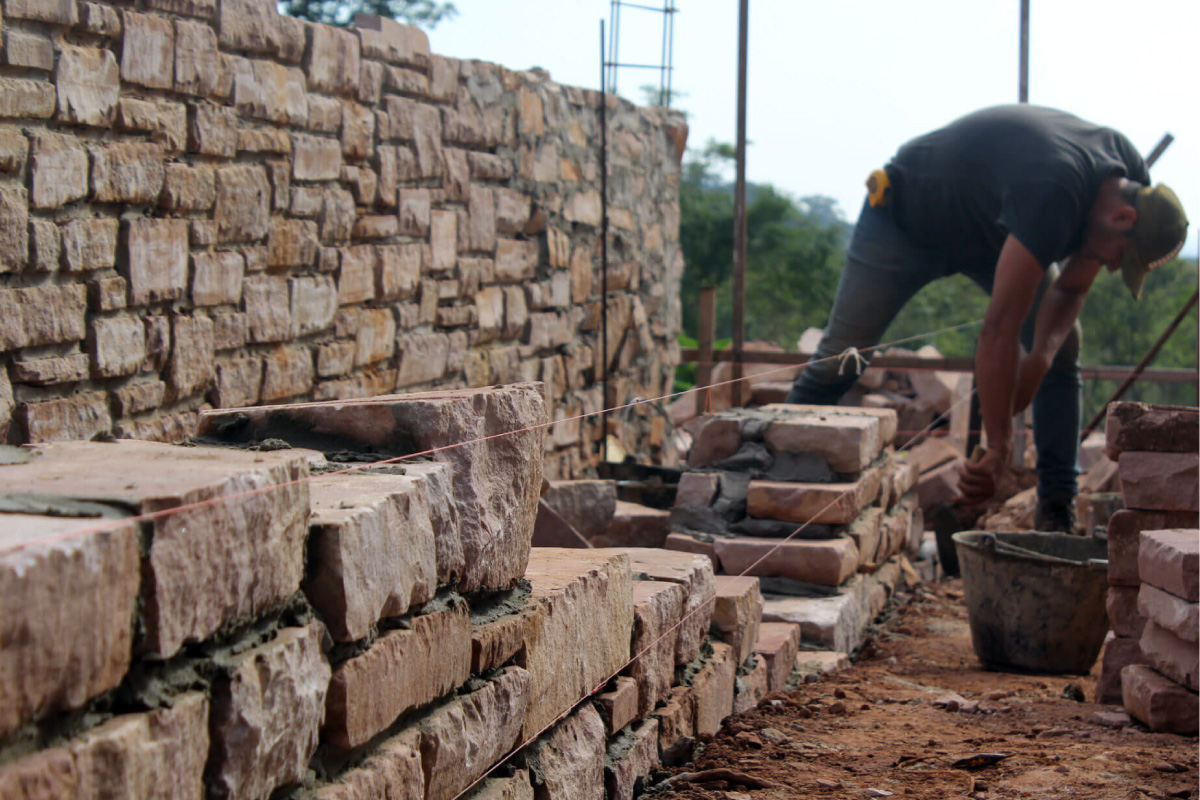 Natursteinmauer, Natursteinfundament mit Sichtfuge in der Baukostenkalkulation